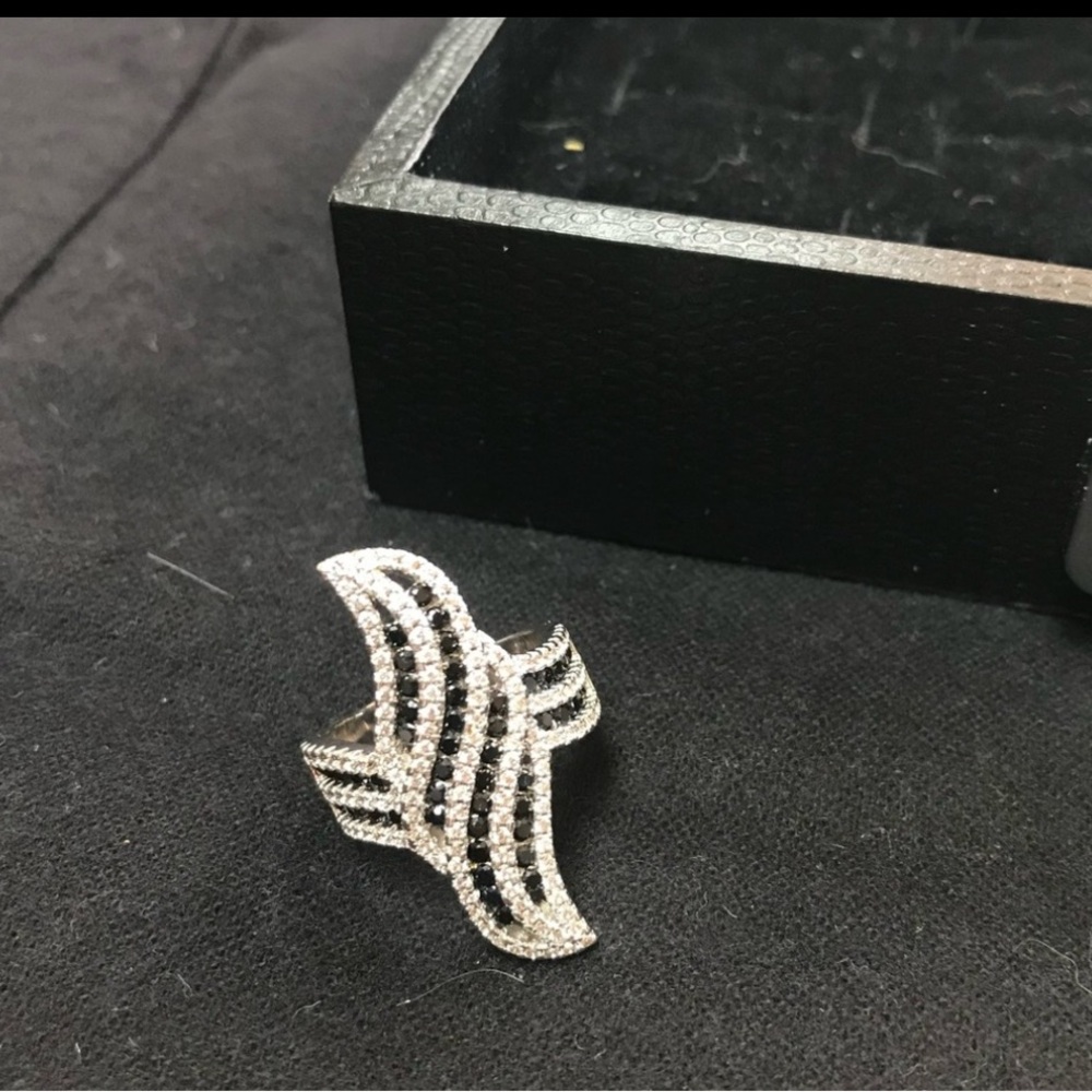 Stunning Silver Women's Ring with Intricate Design